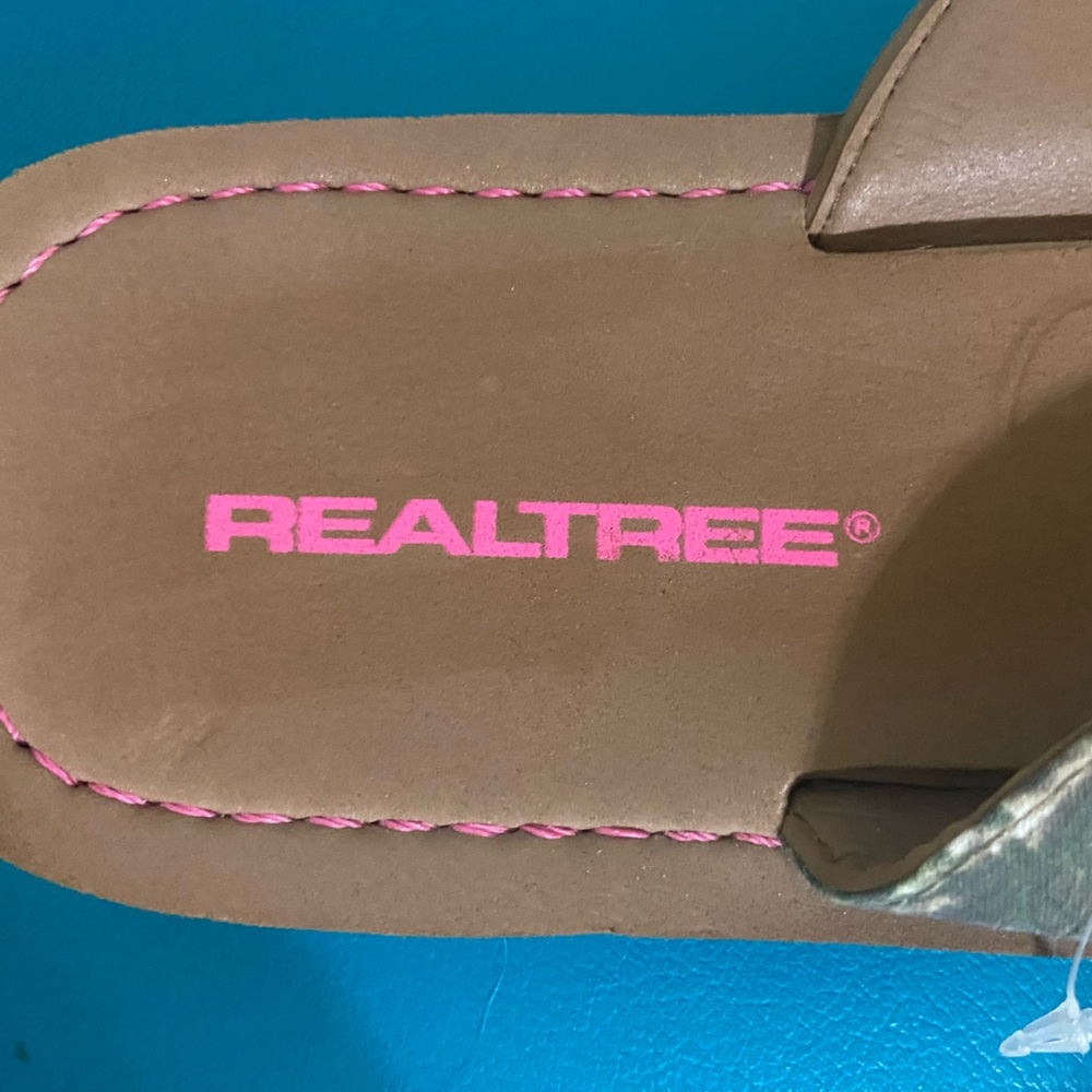 Realtree Brown Flip Flop Sandal with Pink Logo - Picture 2 of 3